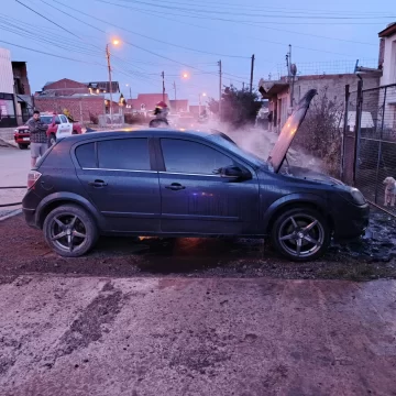 Se incendió un auto en El Calafate y los bomberos lograron controlarlo a tiempo Se incendió un auto en El Calafate y los bomberos lograron controlarlo a tiempo