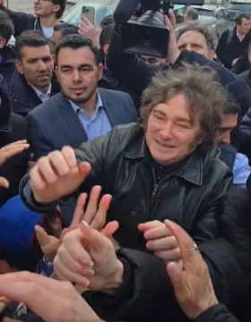 Javier Milei en Ushuaia: “Les pido que no aflojen, sabemos que no es fácil pero no podemos volver atrás” Javier Milei en Ushuaia: “Les pido que no aflojen, sabemos que no es fácil pero no podemos volver atrás”