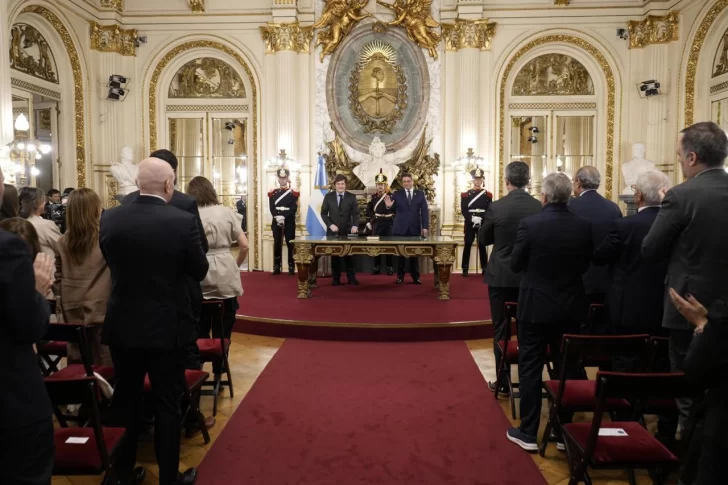 Javier Milei le tomó juramento a Lisandro Catalán como ministro del Interior: &#8220;Vamos a tratar de hablar con todos los gobernadores&#8221;