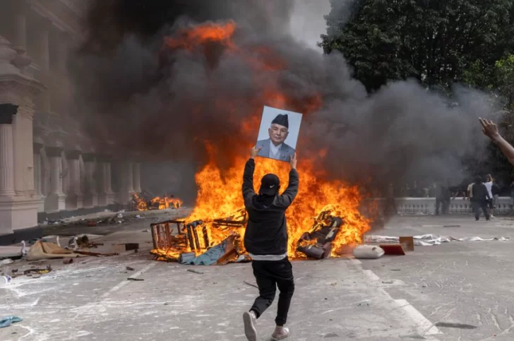Rebelión en Nepal: incendian Parlamento, el Palacio Presidencial y varios edificios tras la prohibición de redes sociales