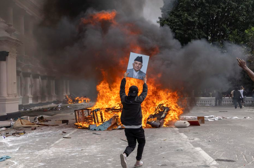 Rebelión en Nepal: incendian Parlamento, el Palacio Presidencial y varios edificios tras la prohibición de redes sociales