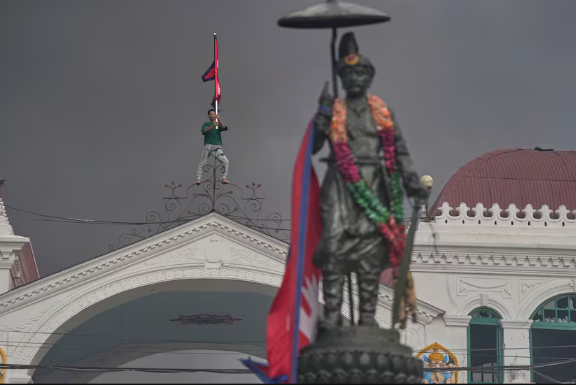 Rebelión en Nepal: incendian Parlamento, el Palacio Presidencial y varios edificios tras la prohibición de redes sociales