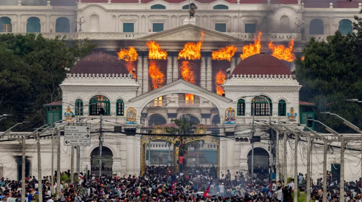 Rebelión en Nepal: incendian Parlamento, el Palacio Presidencial y varios edificios tras la prohibición de redes sociales