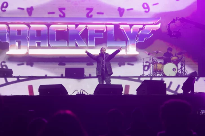  “Lucho” con BackFly cerraron la primera noche. Foto: Leandro Franco/La Opinión Austral