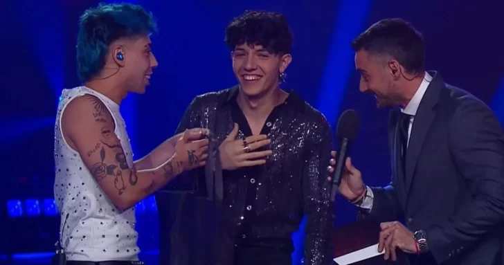 Luck Ra emocionó al público con un gesto solidario hacia un participante de La Voz Argentina: “Te puede ayudar mucho”