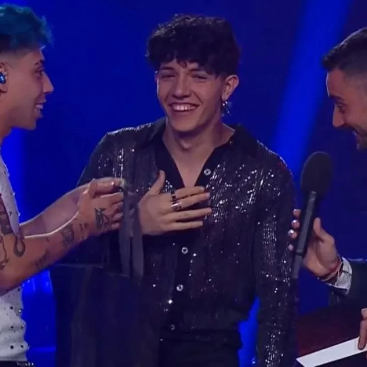 Luck Ra emocionó al público con un gesto solidario hacia un participante de La Voz Argentina: “Te puede ayudar mucho”