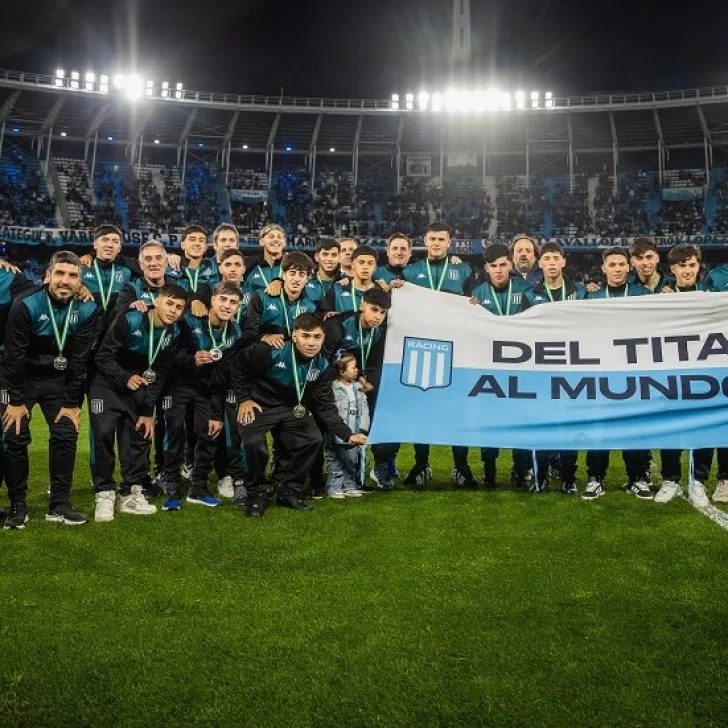 Racing ovacionó a sus juveniles subcampeones del mundo: Benicio Romero dijo presente Racing ovacionó a sus juveniles subcampeones del mundo: Benicio Romero dijo presente