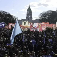 Tras el veto a la ley de financiamiento universitario, oposición, gremios y estudiantes convocan a una marcha