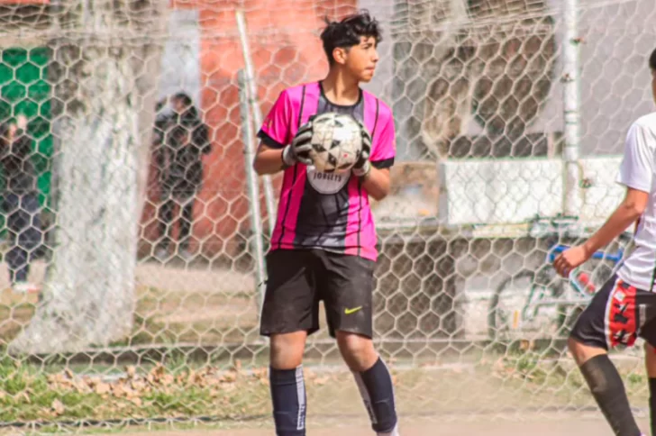  Lautaro Maineri era arquero en un equipo de fútbol local
