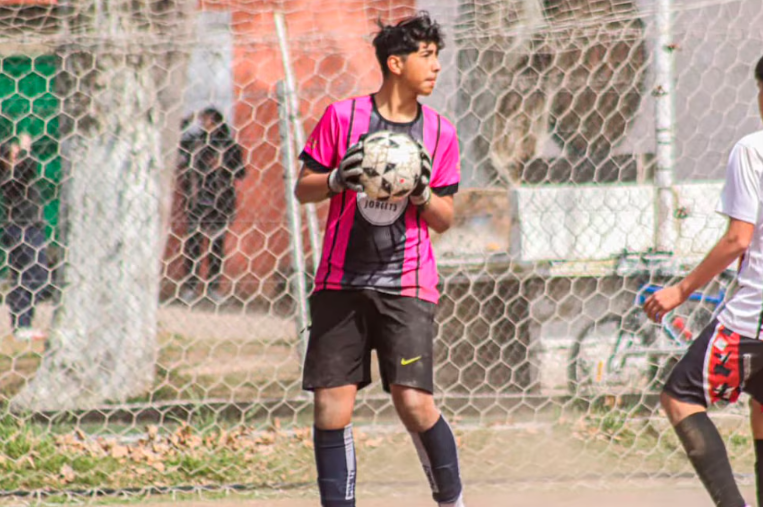  Lautaro Maineri era arquero en un equipo de fútbol local