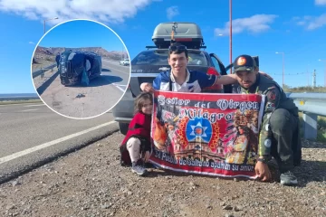 Milagro en la ruta: una nena de El Calafate salió ilesa de un vuelco cuando viajaba envuelta en la bandera que le regaló el peregrino Marcelo Agüero Milagro en la ruta: una nena de El Calafate salió ilesa de un vuelco cuando viajaba envuelta en la bandera que le regaló el peregrino Marcelo Agüero