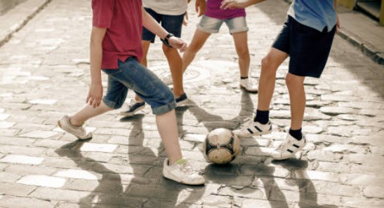  Las alarmas son los nenes que parecen estar jugando pero avisan si está la policía o alguien desconocido.