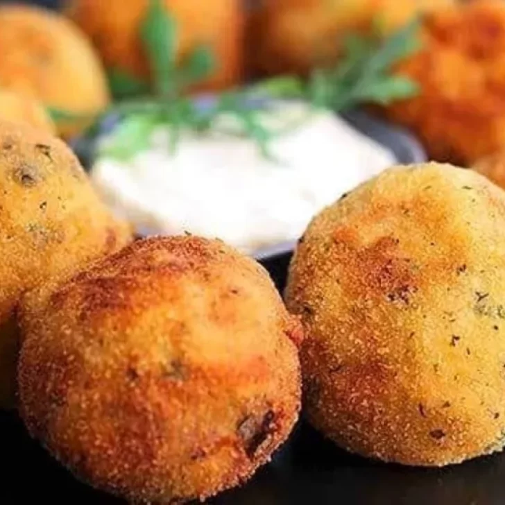 Receta económica y deliciosa: bombas de papa rellenas al horno
