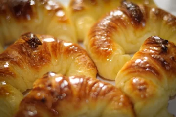 Receta de medialunas caseras: guía muy fácil para cocinarlas al horno con almíbar Receta de medialunas caseras: guía muy fácil para cocinarlas al horno con almíbar