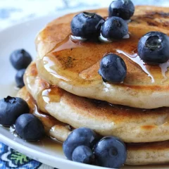 Receta de pancakes esponjosos para el desayuno con pocos ingredientes