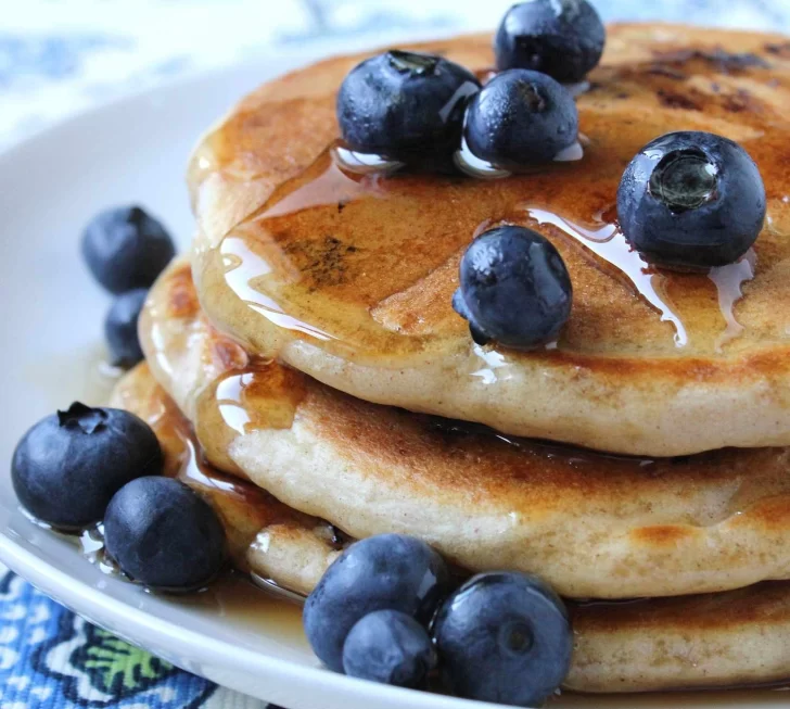 Receta de pancakes esponjosos para el desayuno con pocos ingredientes