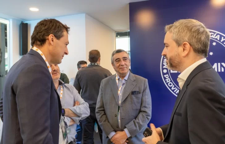 Santa Cruz presentó la licitación de diez áreas hidrocarburíferas estratégicas en la Expo AOG 2025