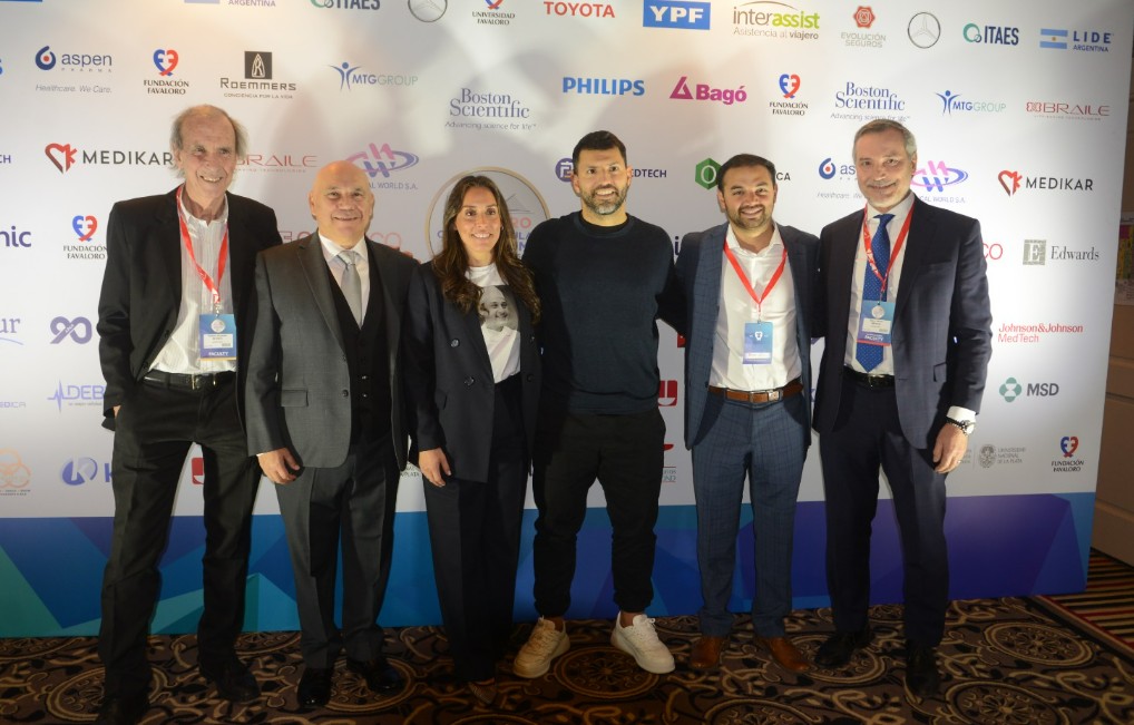  el doctor Roberto Peidro; contador Raúl Olmos, presidente del Grupo Olmos; doctora Laura Favaloro, directora de Relaciones Institucionales, Comunicación y Fundraising de Fundación Favaloro; Sergio 