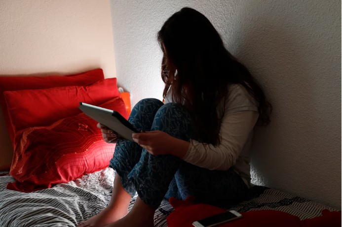 Incorporan la Línea 102 al chatbot TINA para asistir a niñas, niños y adolescentes