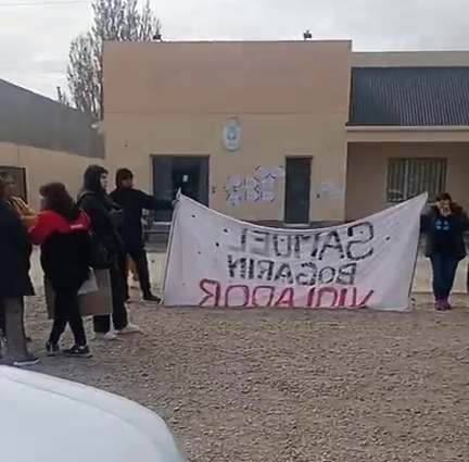  La manifestación que se hizo en inmediaciones del Juzgado de Puerto Santa Cruz. FOTO: PIEDRA Y CAMINO