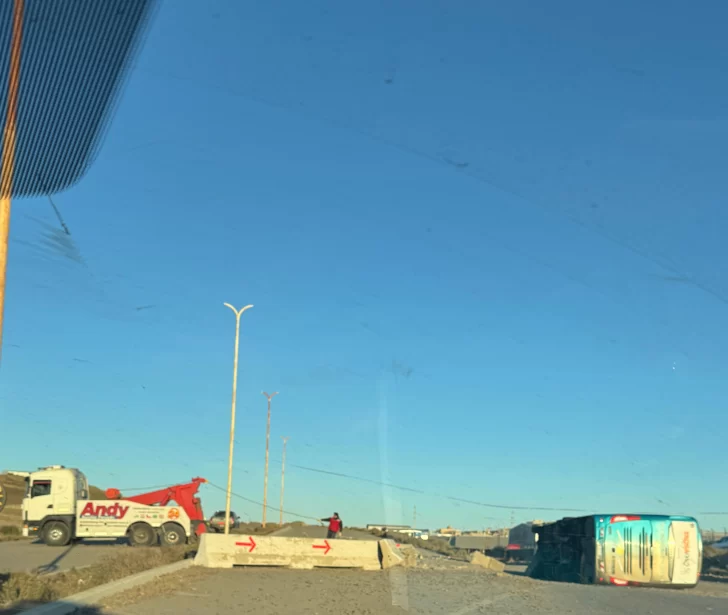 Cómo fue el vuelco del colectivo en Caleta Olivia: “Colisionó con el retén de cemento”