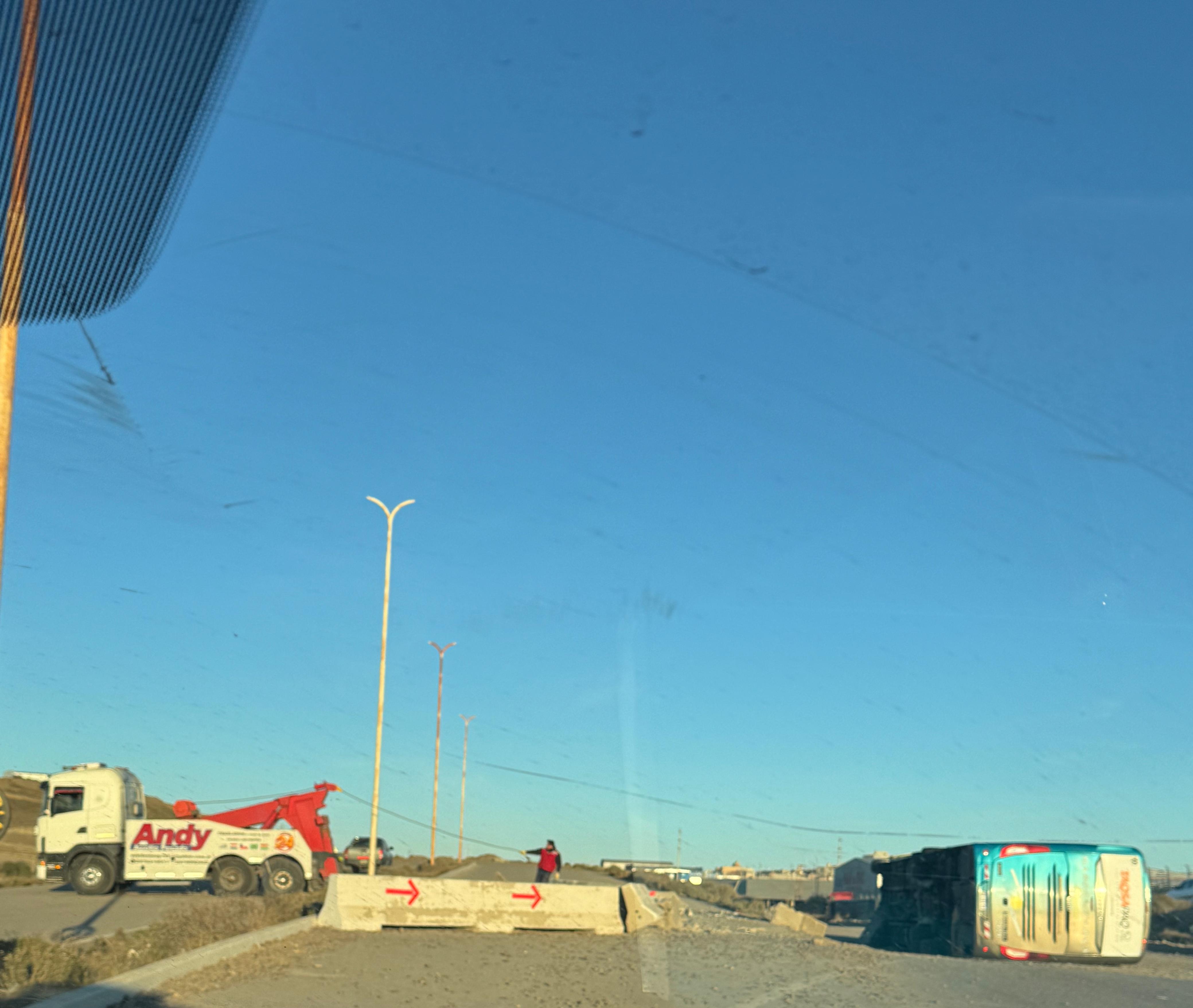 Cómo fue el vuelco del colectivo en Caleta Olivia: “Colisionó con el retén de cemento”