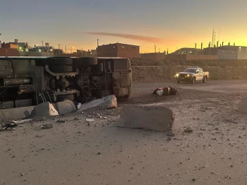 Cómo fue el vuelco del colectivo en Caleta Olivia: “Colisionó con el retén de cemento” Cómo fue el vuelco del colectivo en Caleta Olivia: “Colisionó con el retén de cemento”