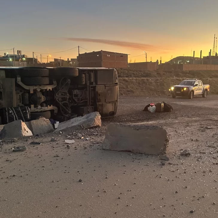 Cómo fue el vuelco del colectivo en Caleta Olivia: “Colisionó con el retén de cemento” Cómo fue el vuelco del colectivo en Caleta Olivia: “Colisionó con el retén de cemento”