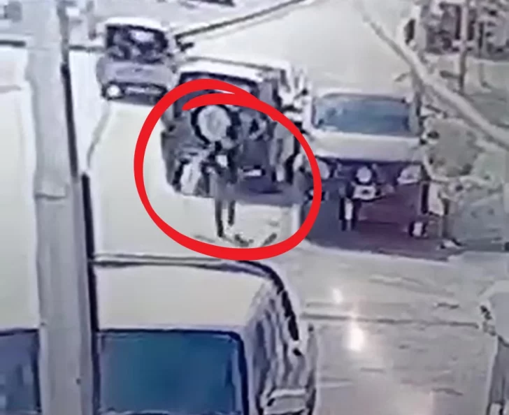  Momento en que el niño huye corriendo, tras ser abordado por desconocidos en un auto, quienes le cerraron el paso y le hablaron.