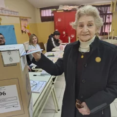 A los 88 años, Milza Romero salió a votar y recordó sus 30 años como lavandera del hospital local