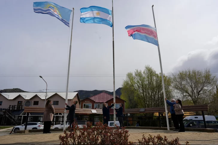  En el mástil central, se realizó el acto por el aniversario de El Chaltén.