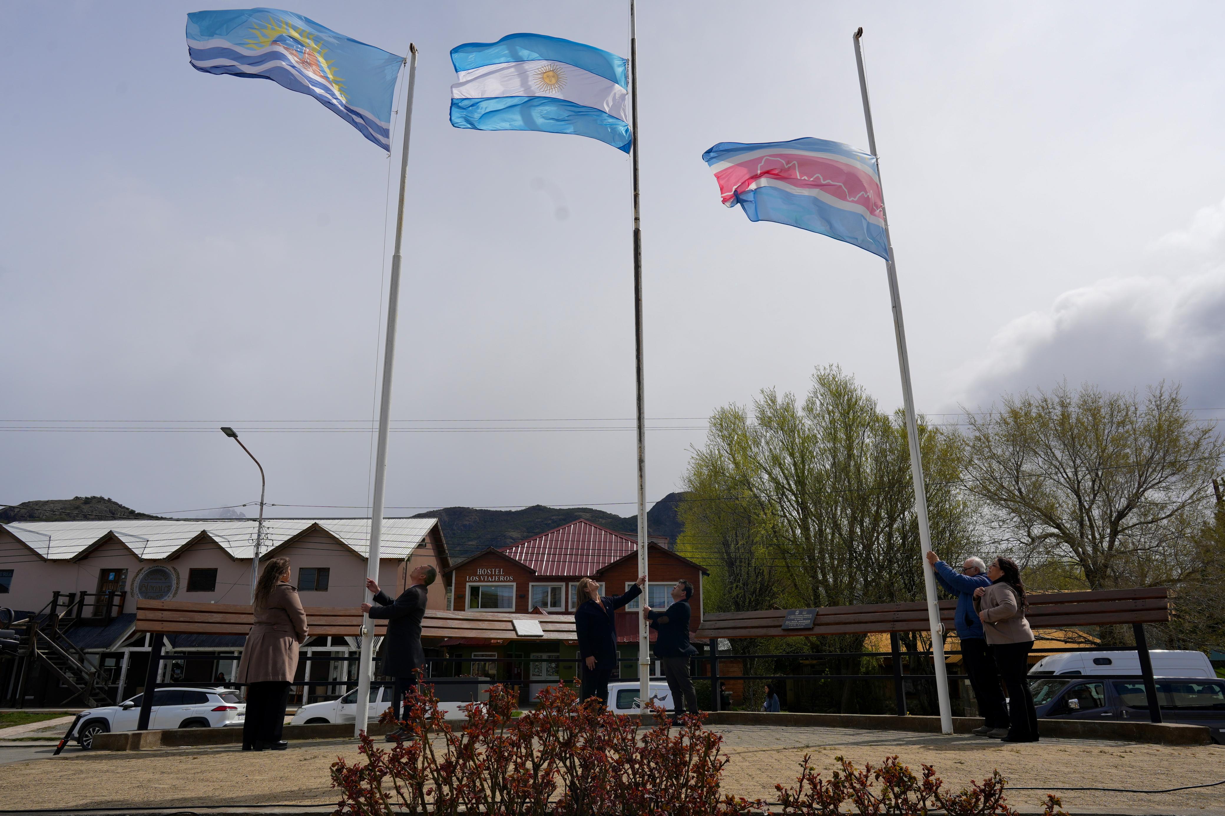  En el mástil central, se realizó el acto por el aniversario de El Chaltén.