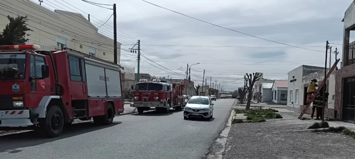  Lo que dejó el temporal de viento este miércoles: voladuras de techos, caída de postes y daños en galpones y viviendas. Foto: Unidad de Bomberos Voluntarios de Las Heras.