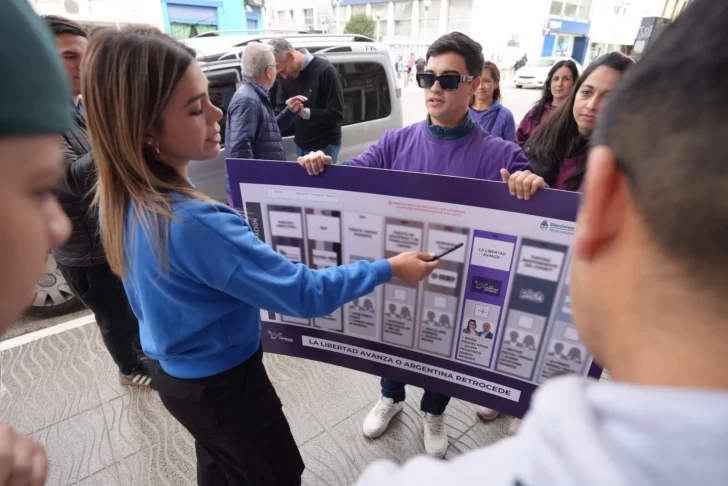  La candidata de la Libertad Avanza en Chubut explicando cómo se vota con Boleta Única de Papel.