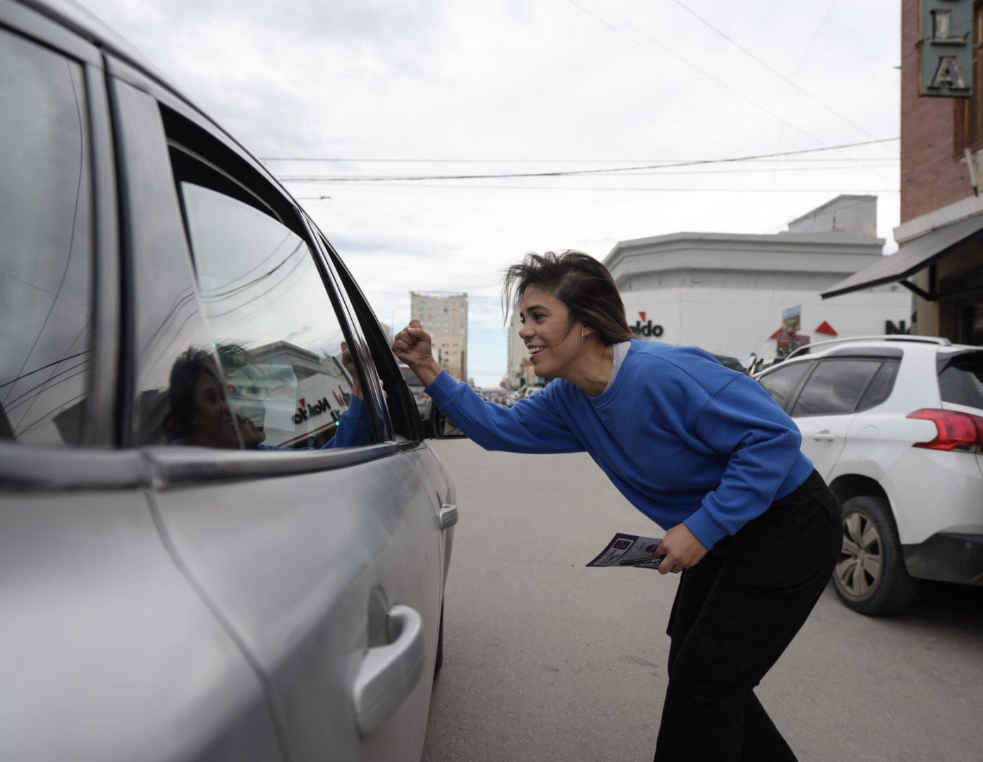  Maira Frías saludando a los vecinos.
