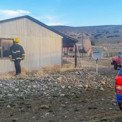 Fuertes vientos en Tres Lagos provocaron la voladura de chapas de una vivienda en construcción
