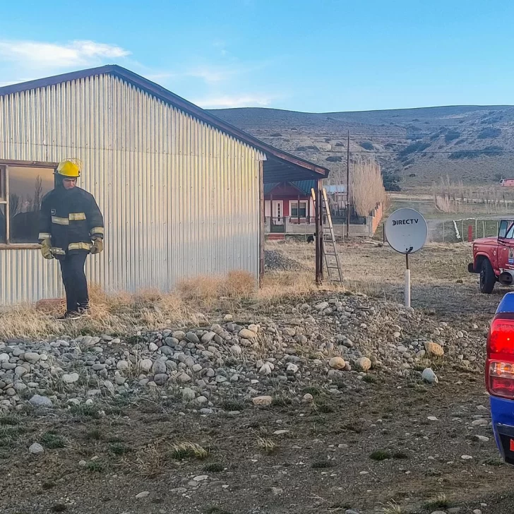 Fuertes vientos en Tres Lagos provocaron la voladura de chapas de una vivienda en construcción