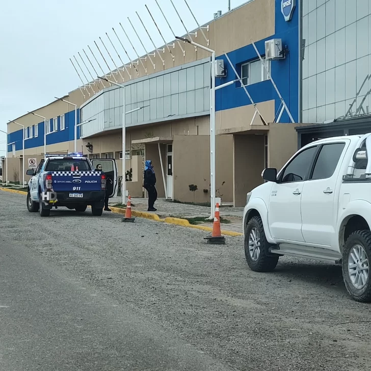  El rodado sospechoso y un móvil policial. FOTO: HD PICO TRUNCADO