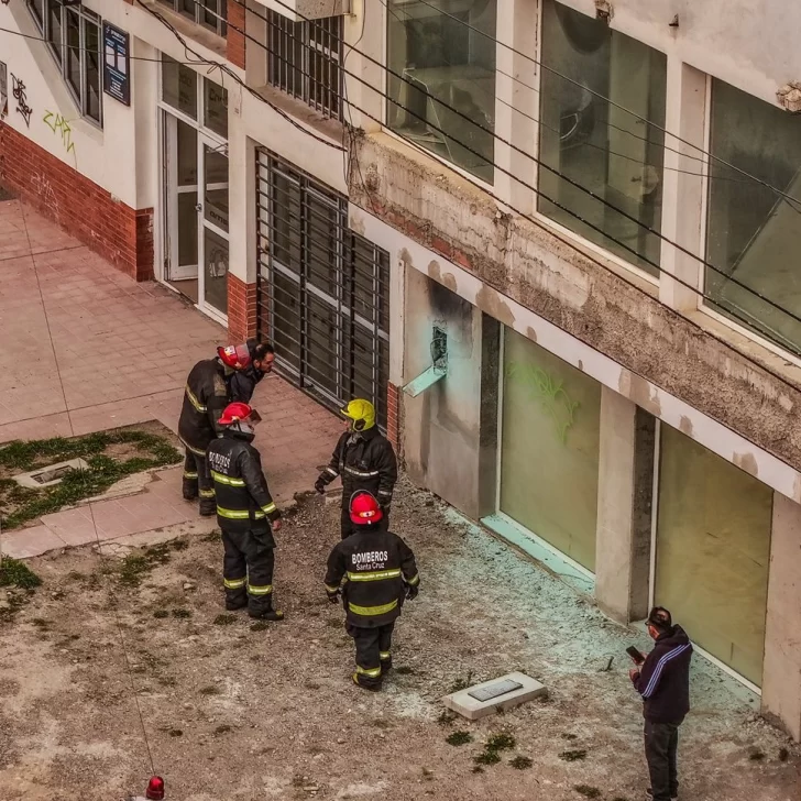 Explotó un medidor eléctrico en pleno centro de Río Gallegos: no hubo personas heridas