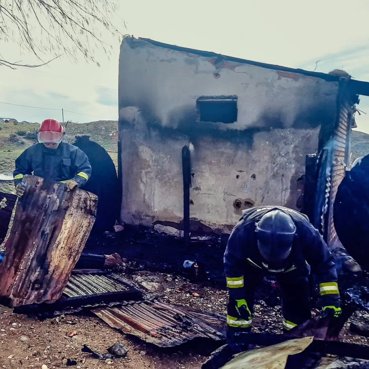 Incendio en un depósito rural de Piedra Buena: fue sofocado sin heridos Incendio en un depósito rural de Piedra Buena: fue sofocado sin heridos
