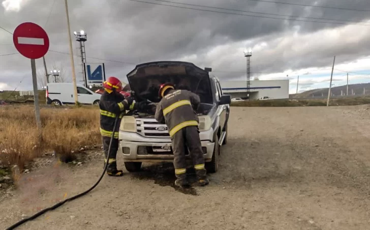 Cortocircuito provocó humo en una camioneta y la rápida acción de los bomberos evitó que la situación pase a mayores