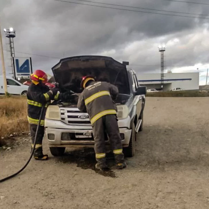 Cortocircuito provocó humo en una camioneta y la rápida acción de los bomberos evitó que la situación pase a mayores