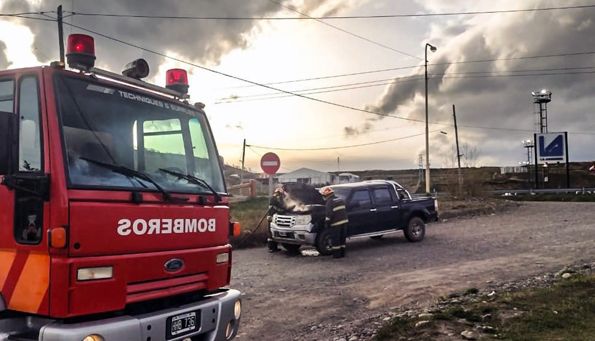  Una autobomba en el lugar del requerimiento. FOTO: POLICÍA SANTA CRUZ