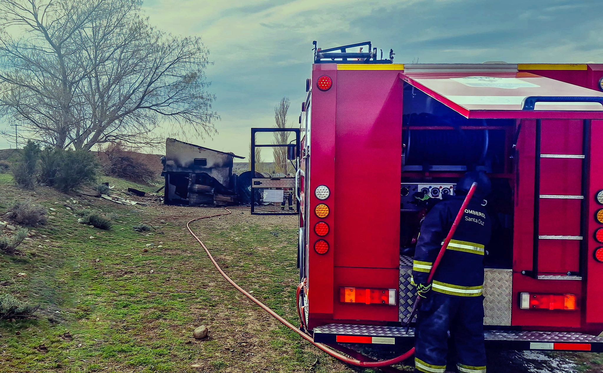  Una autobomba a metros del lugar del siniestro. FOTO: POLICÍA SANTA CRUZ