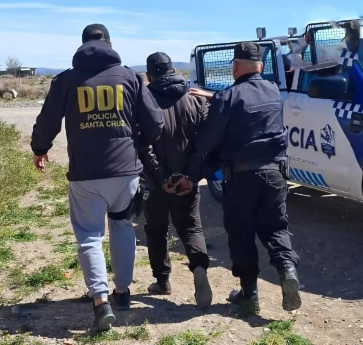  El hombre siendo escoltado por la Policía. FOTO: PERIÓDICO LAS HERAS