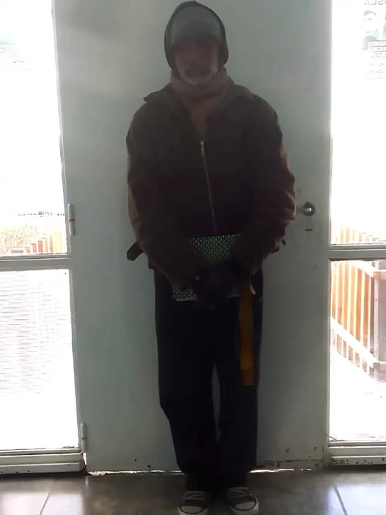  Raúl Marcos Sánchez, cuando fue trasladado al centro asistencial para ser revisado. Está en buen estado de salud. FOTO: POLICÍA SANTA CRUZ