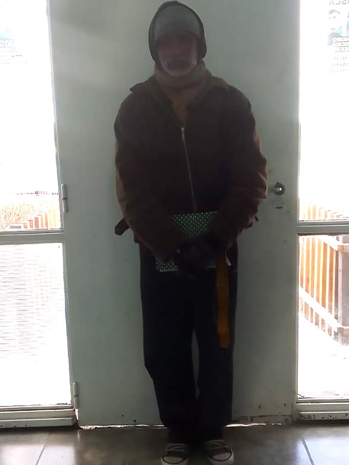  Raúl Marcos Sánchez, cuando fue trasladado al centro asistencial para ser revisado. Está en buen estado de salud. FOTO: POLICÍA SANTA CRUZ