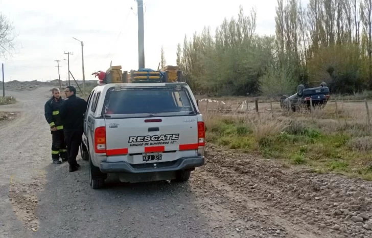  Un móvil de Bomberos a metros del lugar donde quedó el rodado. FOTO: POLICÍA SANTA CRUZ
