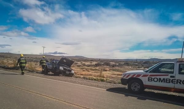  Bomberos trabajando en el lugar del siniestro. FOTO: POLICÍA SANTA CRUZ
