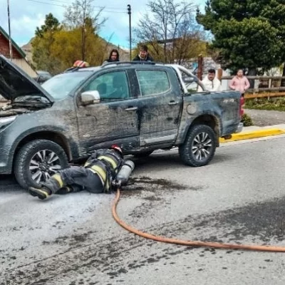 Se le metió mata negra en el motor de la camioneta y casi se le prende fuego Se le metió mata negra en el motor de la camioneta y casi se le prende fuego
